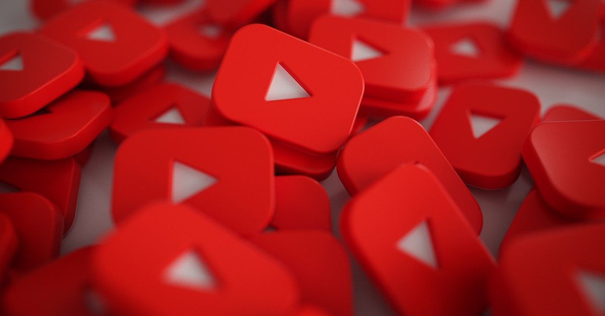 Ícones 3D vermelhos de play sobrepostos, representando streaming de vídeo online.