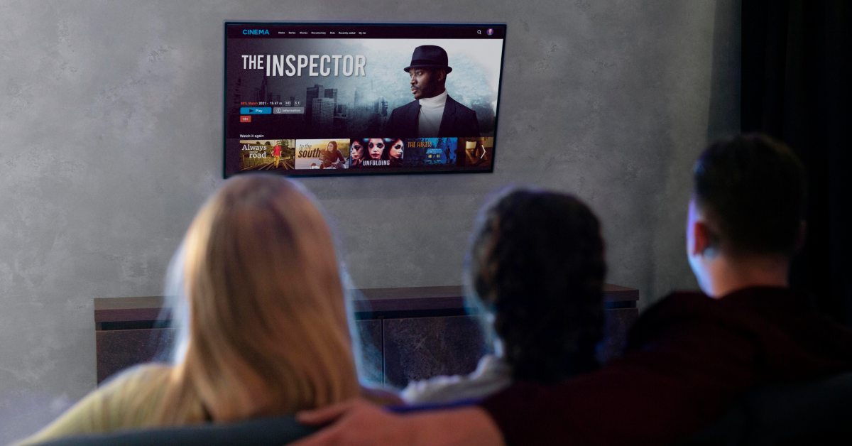 Três pessoas assistindo a um conteúdo em uma plataforma de streaming.